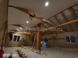 Натяжной потолок в мансарде загородного дома © Prestige-tm